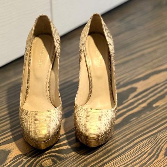 Sergio Rossi Shoes - Sergio Rossi gold pumps